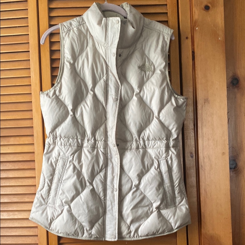 The North Face Quilted Vest in Cream colour 2 pockets zipper and knobs front
